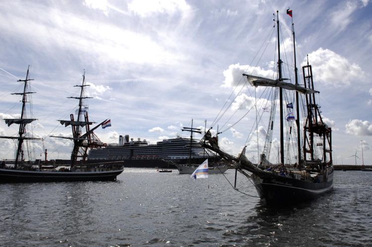 Juniormarkt.nl vaart met watertaxi voor KIKA tijdens Sail 2010