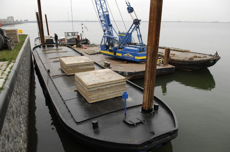 Voorlopige luwtedam voor de sluis geplaatst