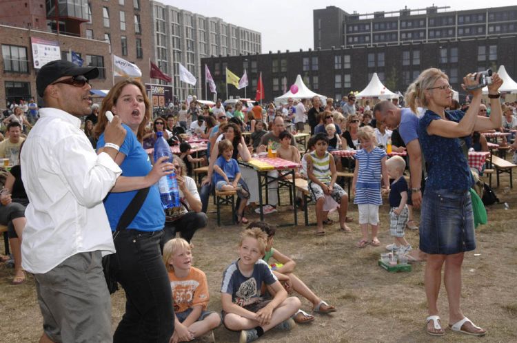 Wethouder Özütok op de zeepkist voor grasveld haven