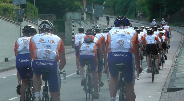 RideforHope-fietsers komen aan bij IJburg College