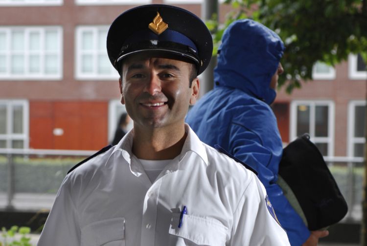 Faruk Küçük, fietsende buurtregisseur Haven- en Rieteiland Oost