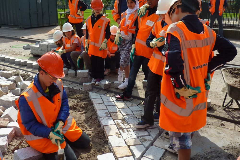 Leerlingen basisschool het Podium bestraten IJburg