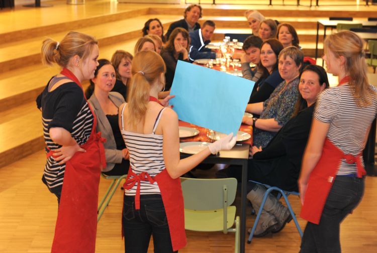 Leerlingen IJburg College koken voor leraren