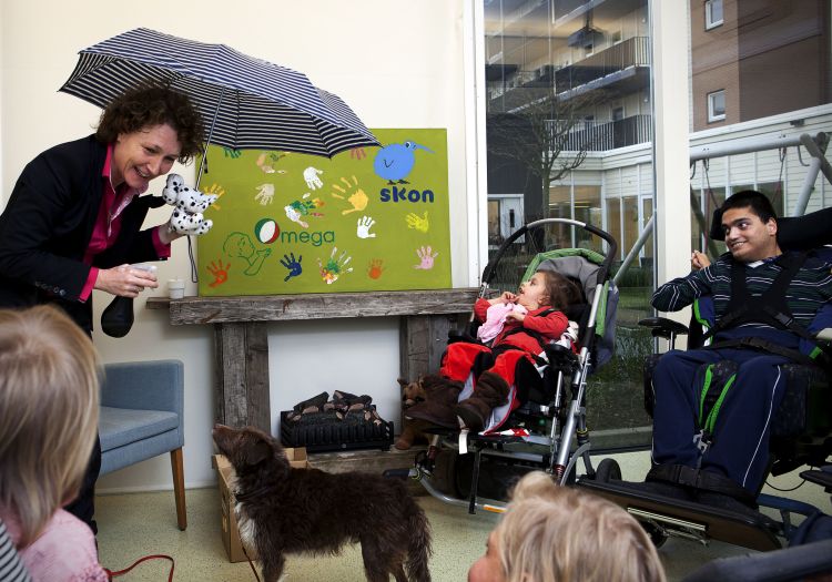 verslaggever NOS leest voor bij Stichting Omega