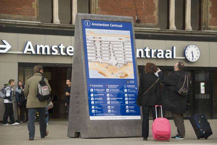 Nieuwe wegwijsborden bij Amsterdam Centraal