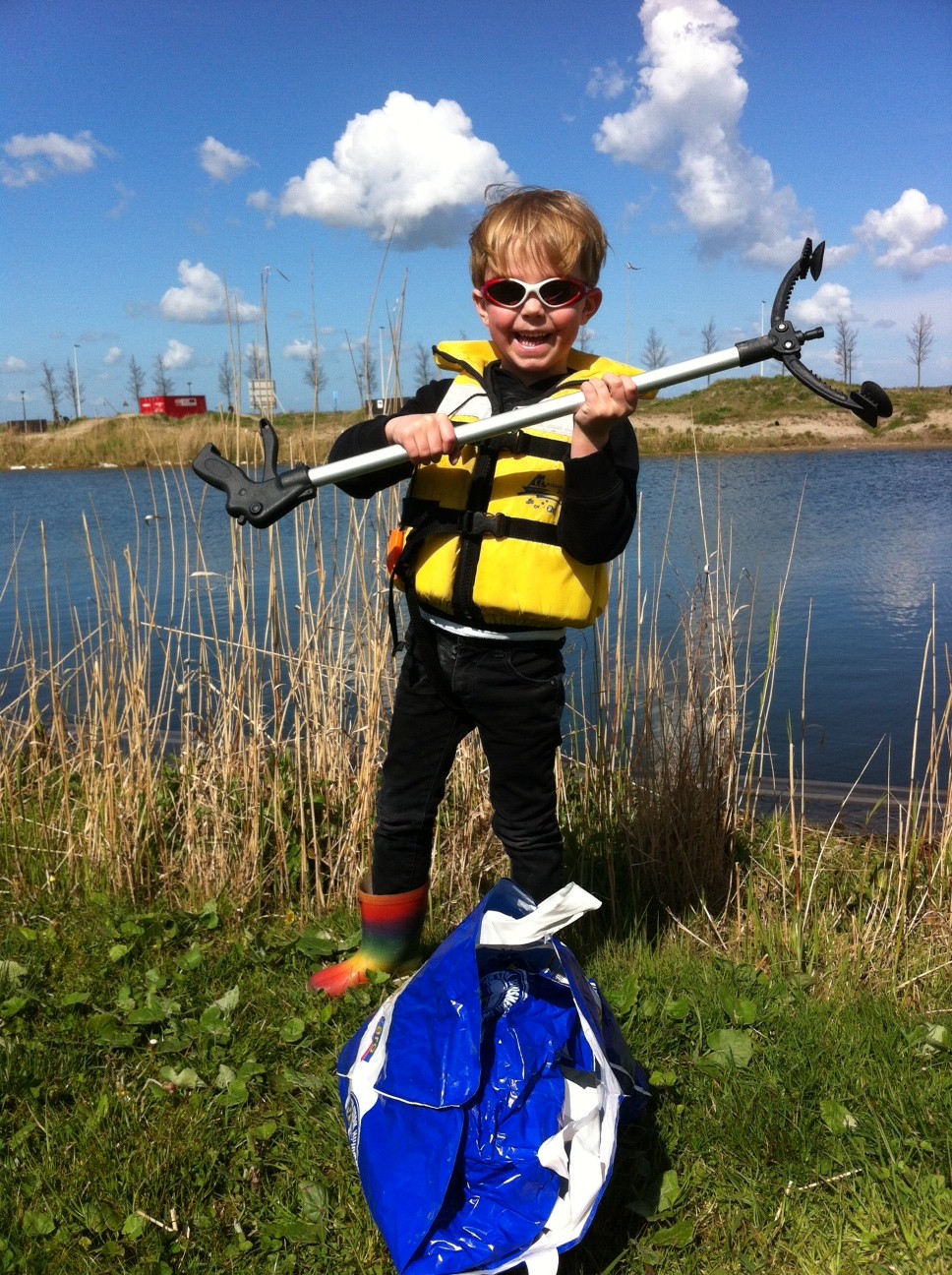 Vervuilde waterkant grachten IJburg