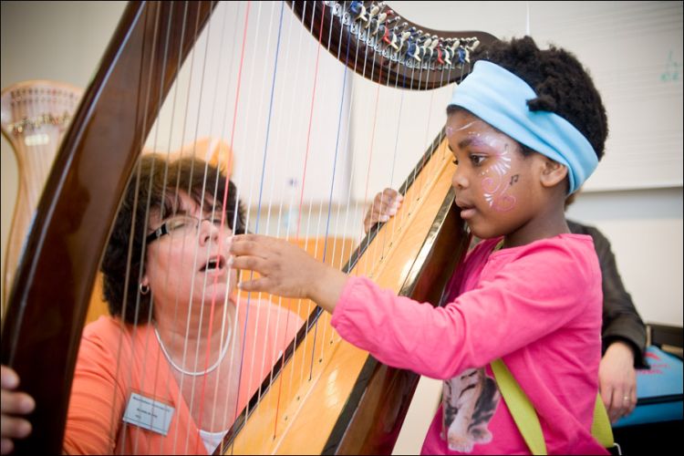 Instrumenten uitproberen bij de muziekschool