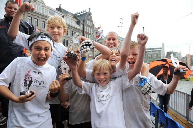Zes jongens uit IJburg Nederlands Kampioen beachsoccer
