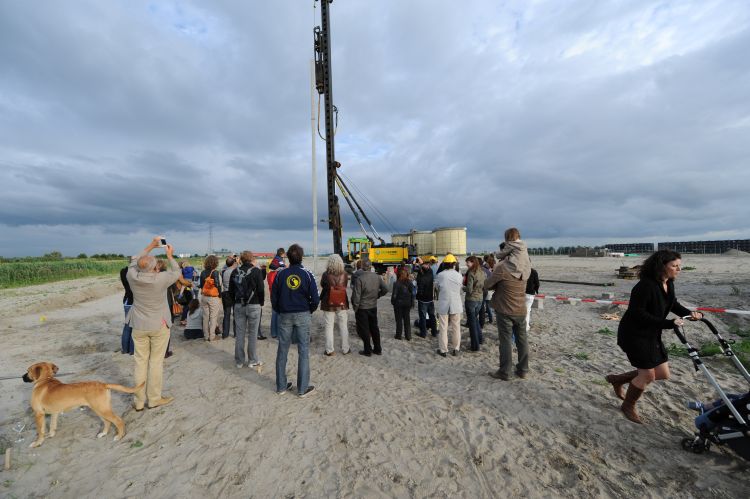 Eerste paal RI-Oostbuurt, zelfbouwers aan de slag