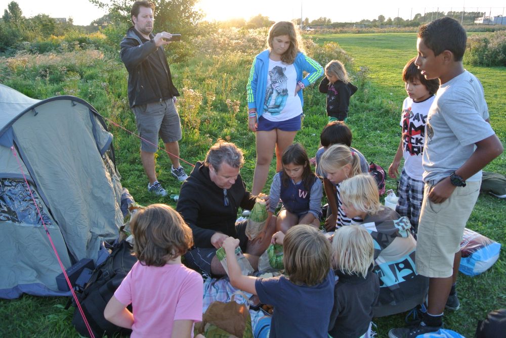 Kinderen kamperen op IJburg: Als de friet op is, komen de avonturen