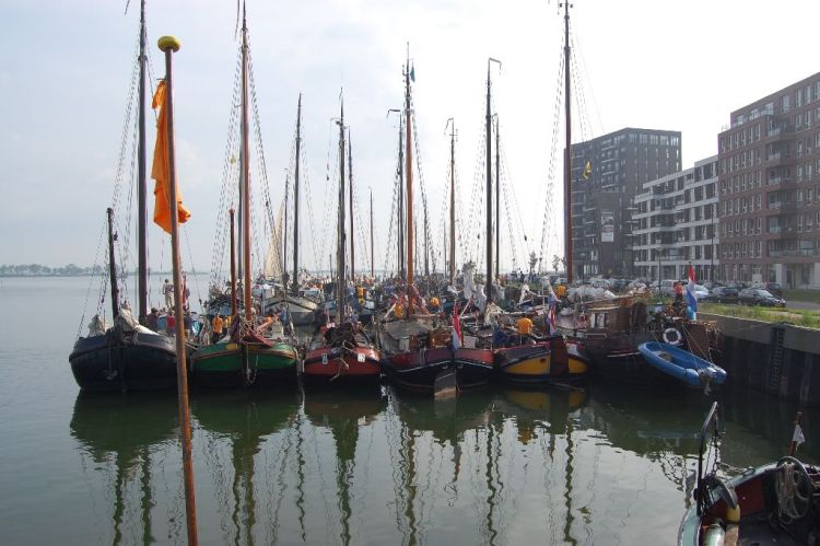 Historische schepen bij Cas Oorthuyskade: 20e editie wedstrijd Yzeilen