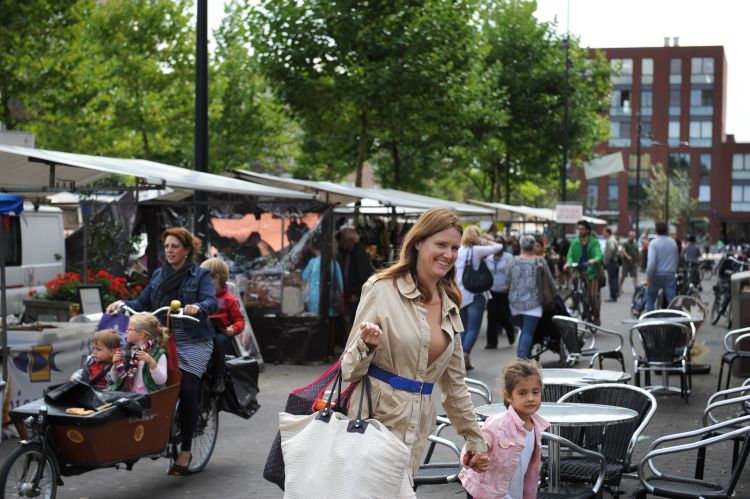 Nevin Özütok opent nieuwe zaterdagmarkt IJburg