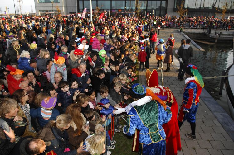 De intocht van Sinterklaas in de haven van IJburg