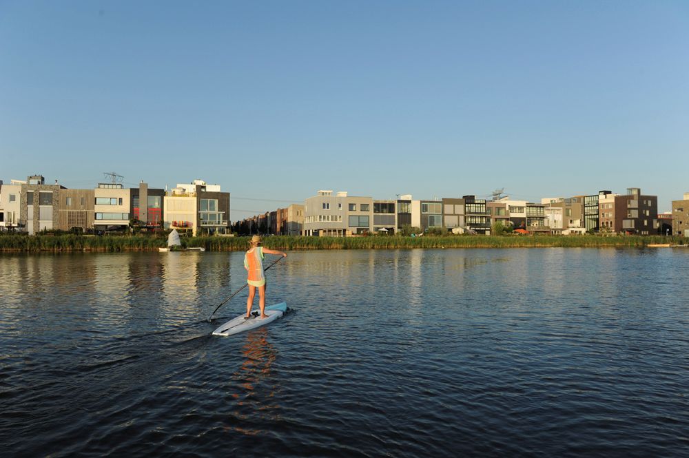 Onrust in de Zeeburgerbaai, ‘alsof je een cruiseschip afmeert in een vijver’