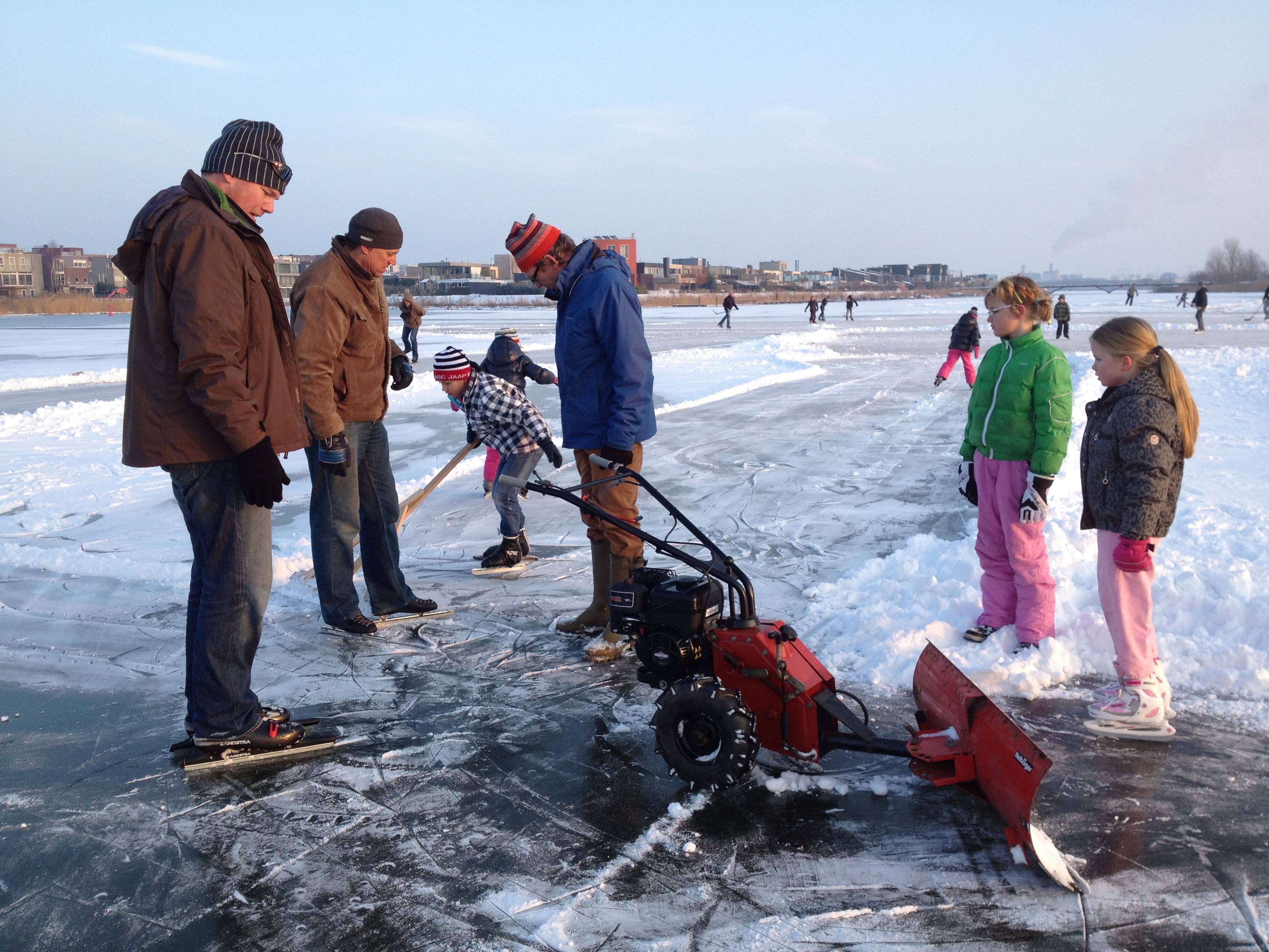 IJsburg is er klaar voor, met sneeuwruimer en al