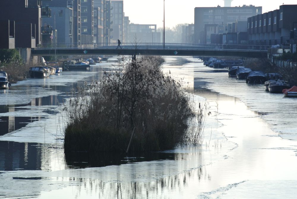 Waternet baggert de grachten (en weg is het ijs)