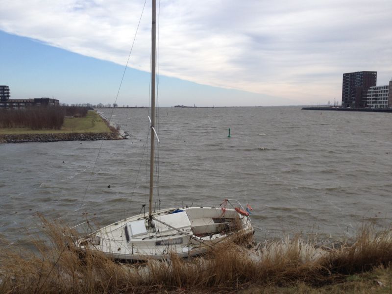Zeilbootje aangespoeld