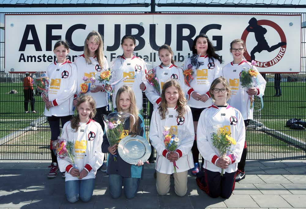 Hecht meidenteam haalt historisch kampioenschap