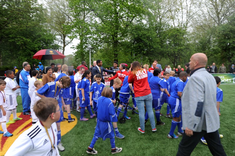 Kinderen in de rij voor nieuwe UEFA-veld: ‘Eindelijk duiken, en slidings maken’