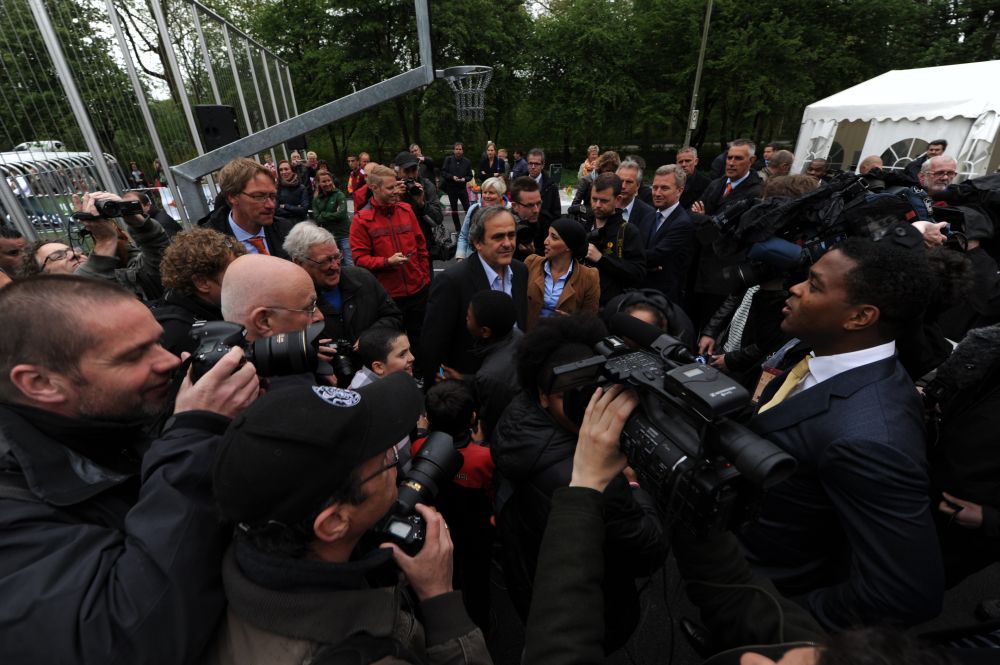 Michel Platini opent UEFA-veldje in de Indische Buurt
