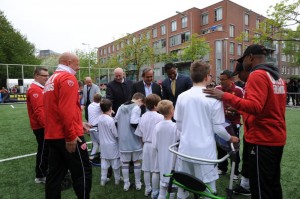 Platini, Van Praag en Kluivert openen UEFA-veldje aan de Kramatweg in de Indische buurt