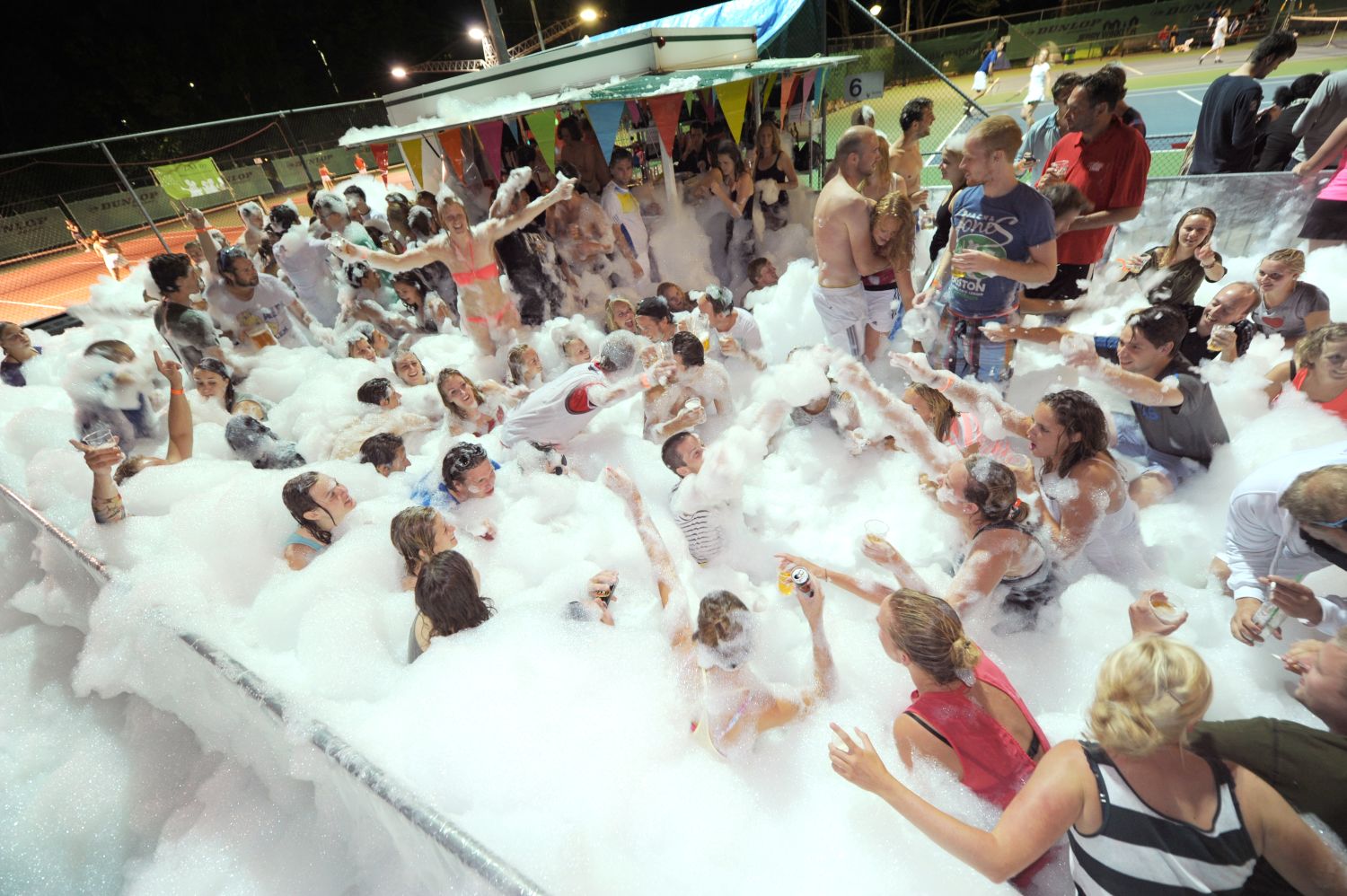 Schuimparty en ambities voor studententennisvereniging Chip & Charge