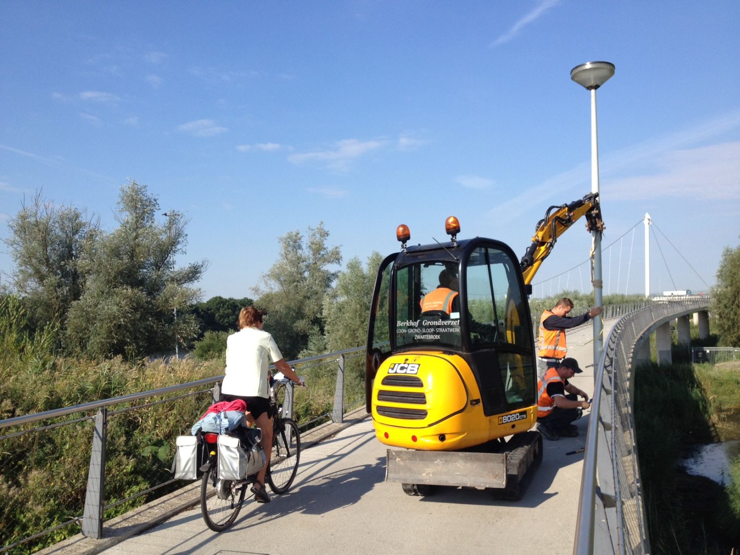 Nesciobrug krijgt lantaarnpalen