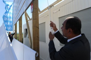 Wethouder Freek Ossel onthult het bouwbord