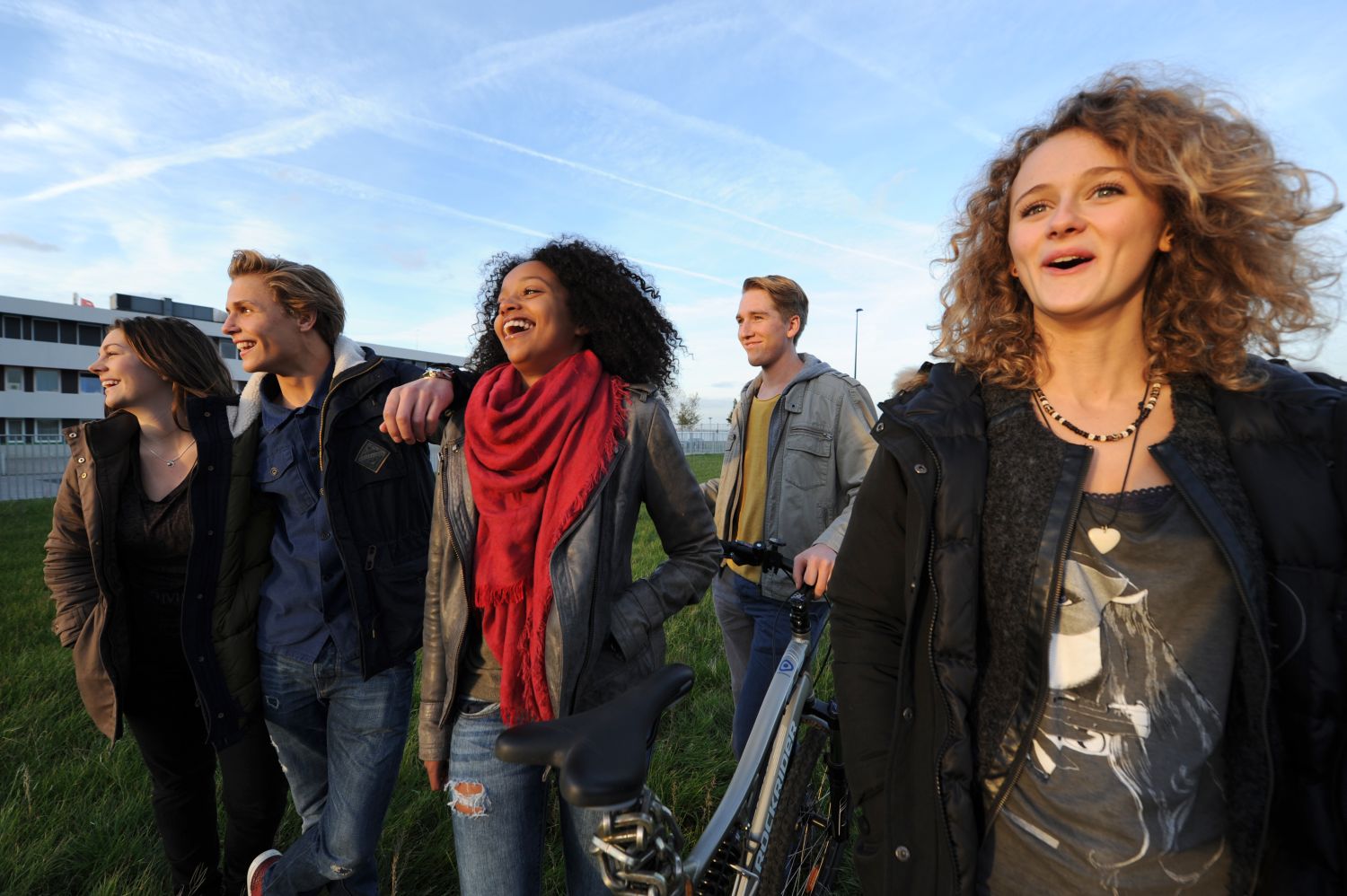 Chillen in een portacabin, jongeren op IJburg stapje dichter bij eigen stek