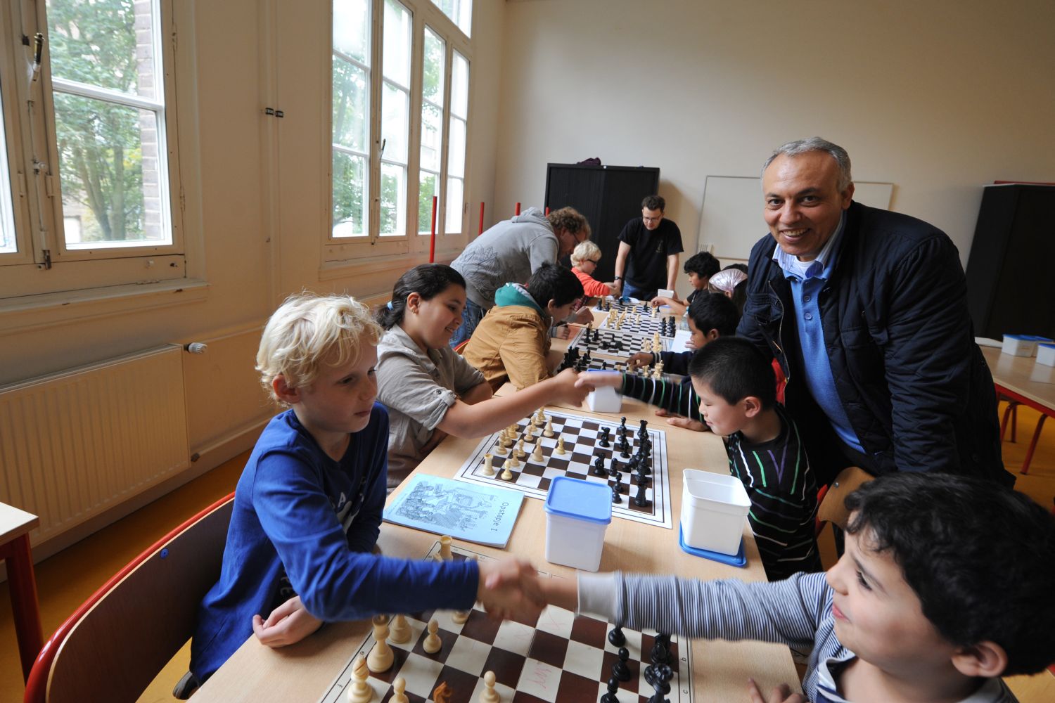 King Mustapha leert kinderen schaken