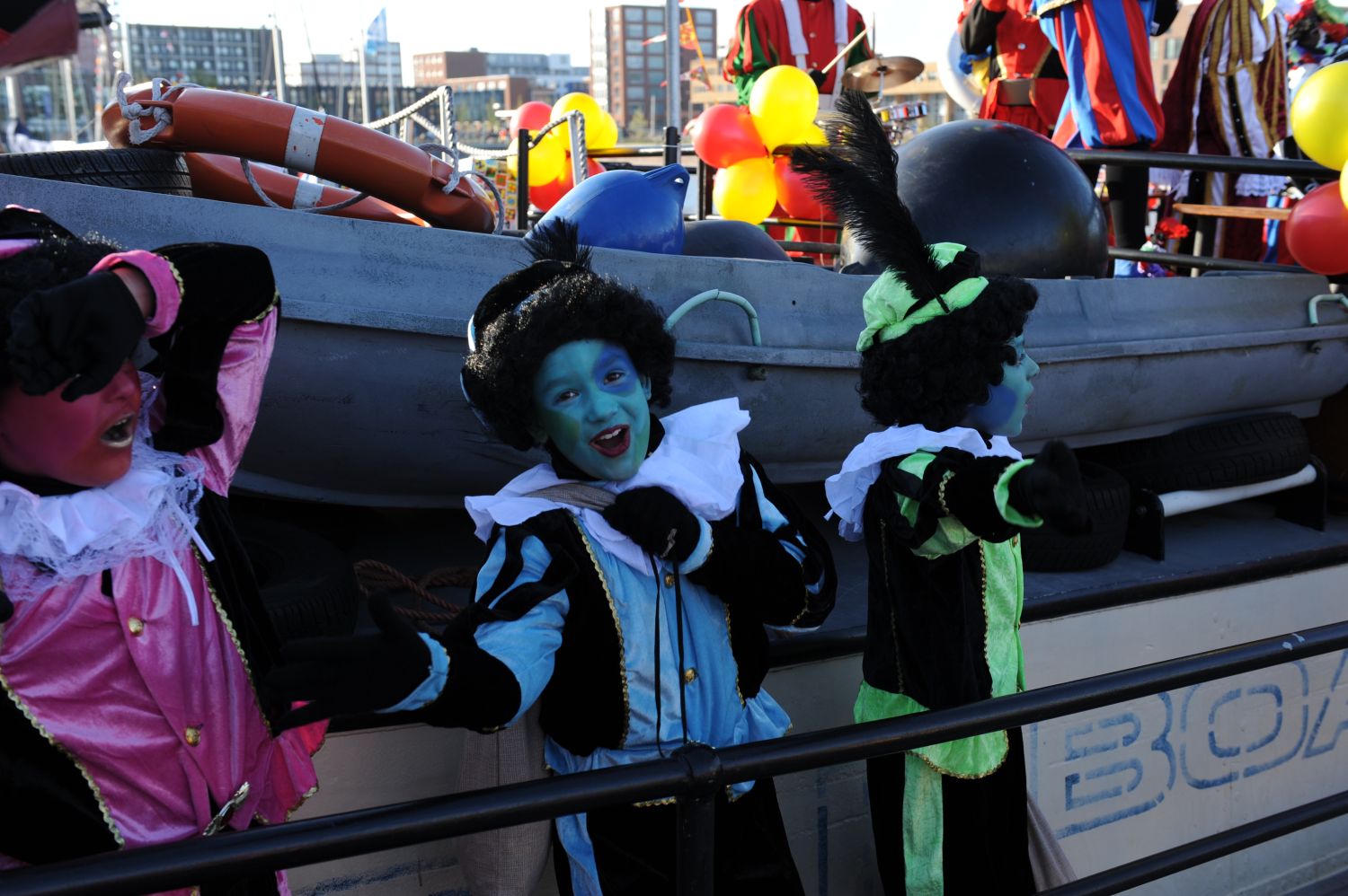 Beelden van een kleurige intocht