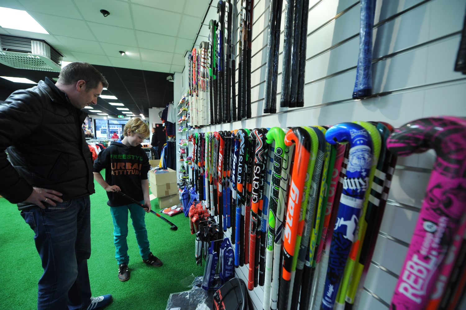 Hockeysticks uittesten op het oefenveldje in SportFanatic
