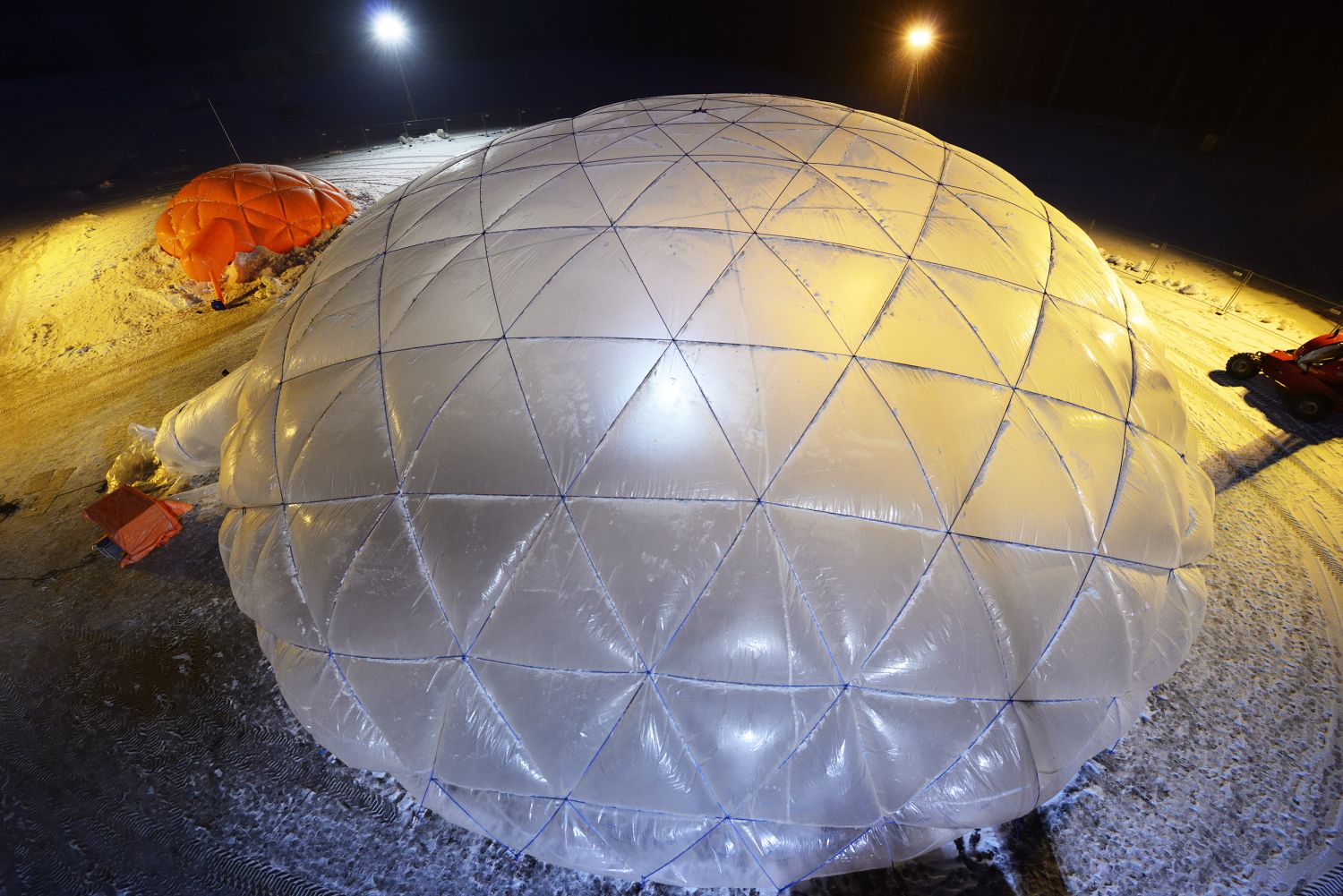 IJburger Arno Pronk bouwt mega-iglo