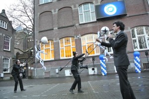 De Amsterdamse wethouder van onderwijs, Pieter Hilhorst, heeft de nieuwe naam van het Cosmicus Montessori Lyceum aan de Mauritskade 58 officieel gelanceerd.