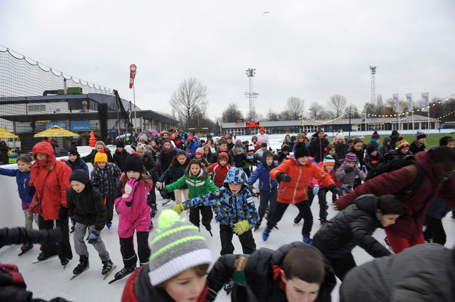 Scholieren schaatsen voor het goede doel