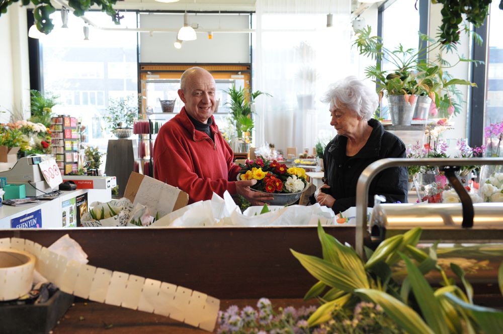 Jane (8) van Jane’s Flowers helpt al graag mee in de winkel