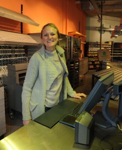 Pien Thate in de nieuwe Oostpoortvestiging. “Dit is een Biolicious ‘nieuwe stijl’, met ruim gebruik van natuurlijke, duurzame materialen zoals hout, staal en steen (tegels).”