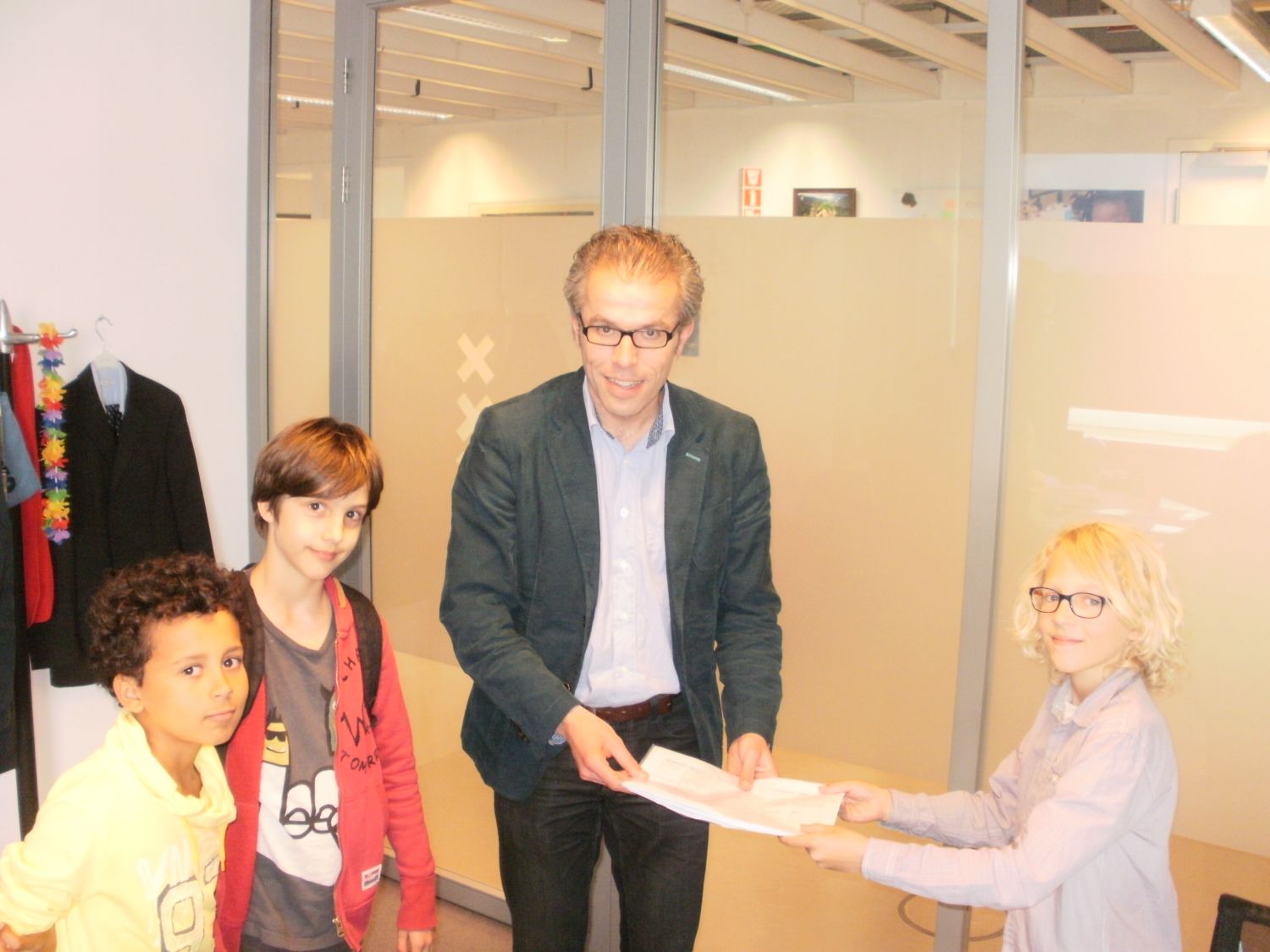 Handtekeningen aan Thijs Reuten voor skatepark op IJburg