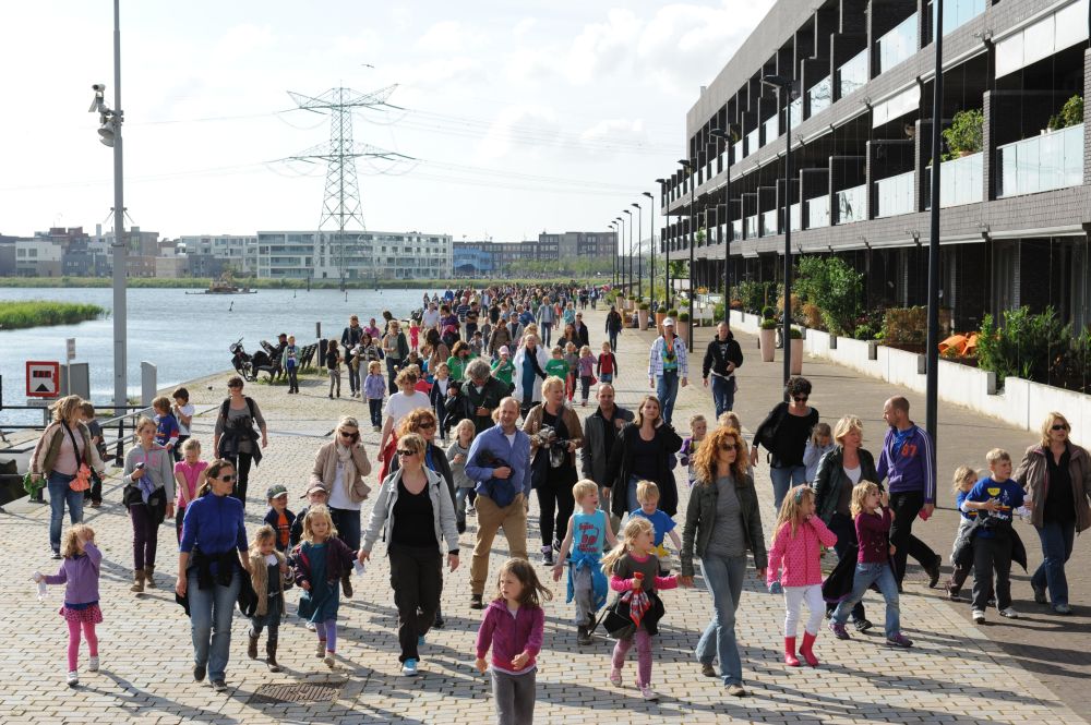 Duizenden kinderen de straat op