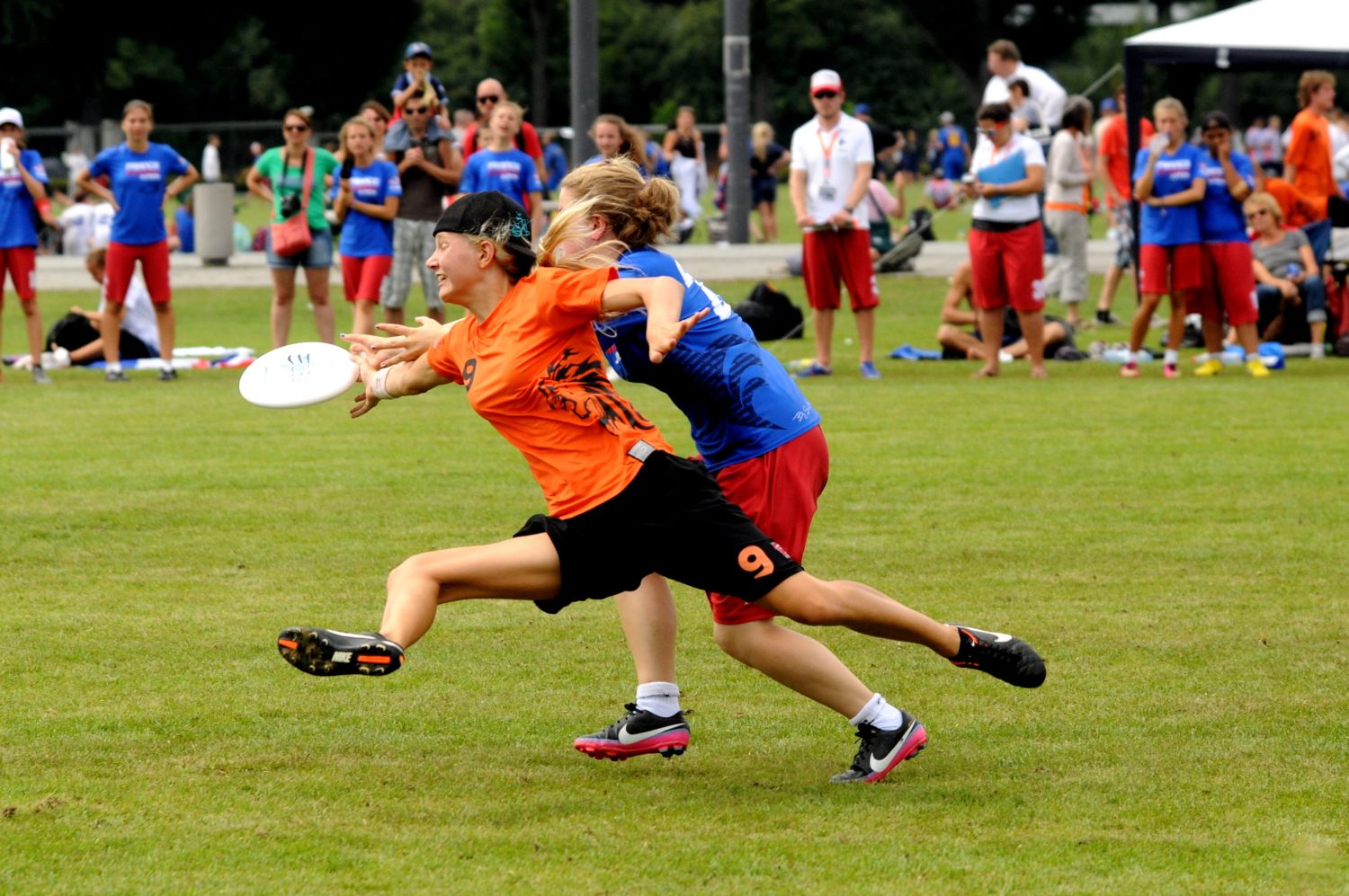 De Europees jeugdkampioen Frisbee komt uit Oost