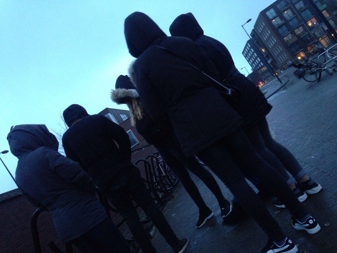 Veel jongeren op IJburg. ‘We willen een hangplek met gratis wifi’