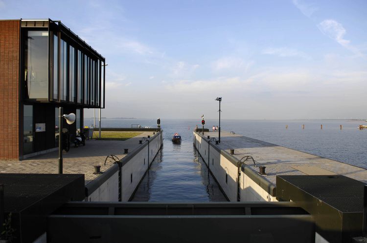 Sluizen IJburg binnenkort bediend vanuit de stad