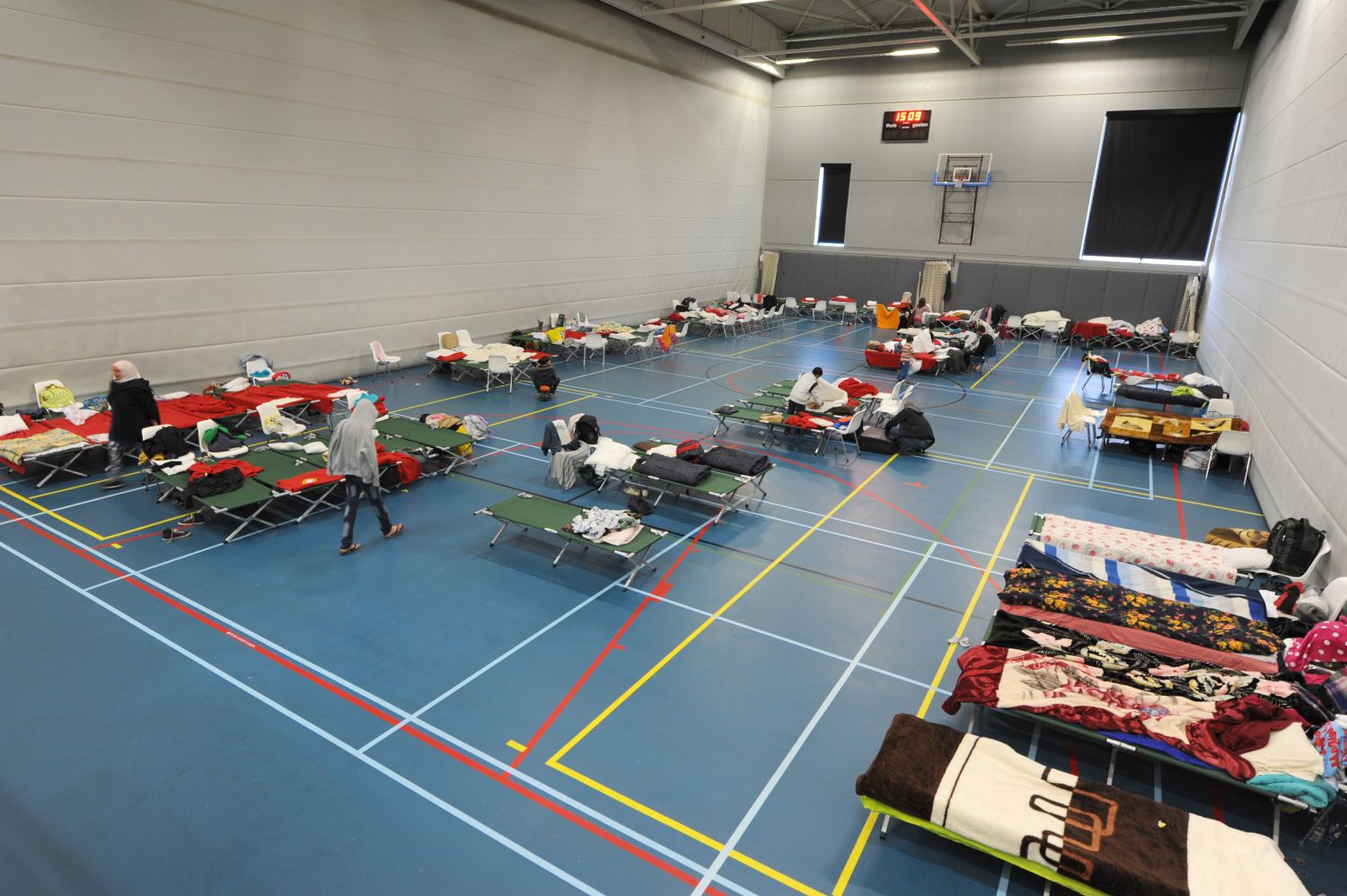 Vluchtelingen opgevangen in sporthal in Oost