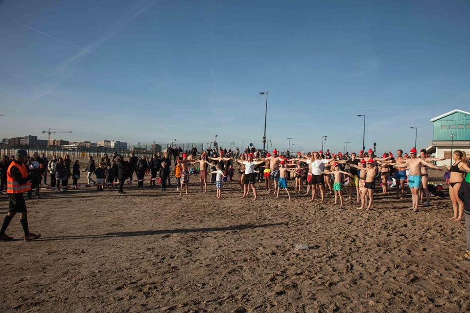 245 deelnemers nieuwsjaarsduik IJburg