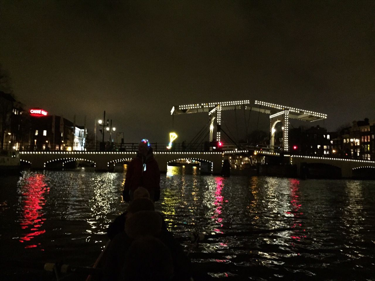 Roeiend langs de kunstwerken van Amsterdam Light Festival