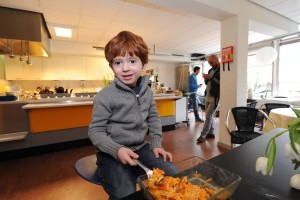 Yazan Haj Omar uit Aleppo in de keuken van de opvang aan de Mauritskade. In het voormalige kantoorgebouw wonen gezinnen, maar ook vluchtelingen die in hun eentje naar Nederland gekomen zijn.