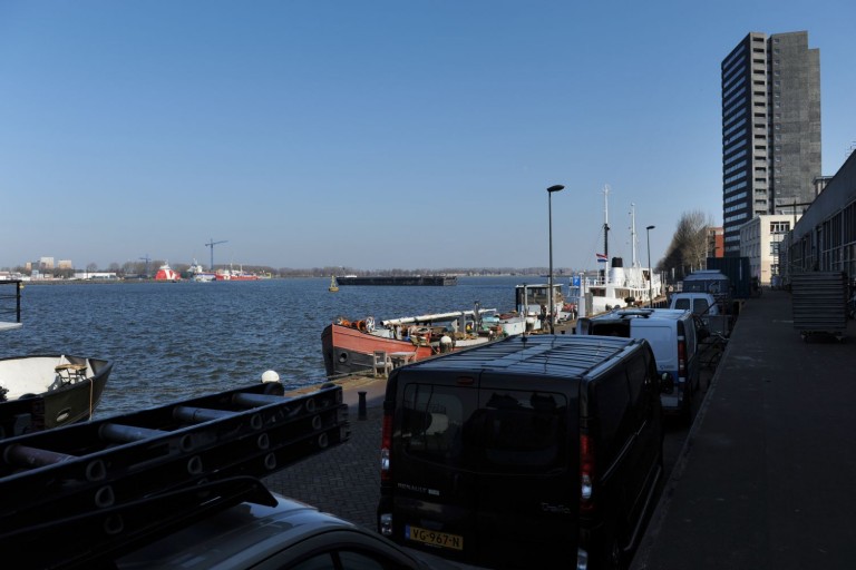 KNSM-eiland protesteert tegen reuzenschepen