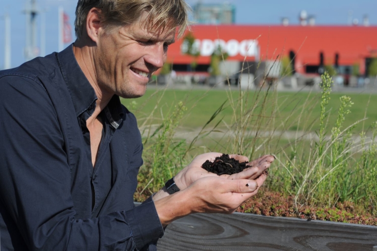 Wakker liggen van de tijgerworm