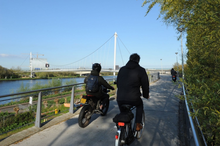 Smalle bruggen, opgevoerde scooters