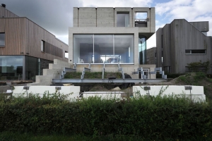 Gillen naar de bouwvakker op het dak